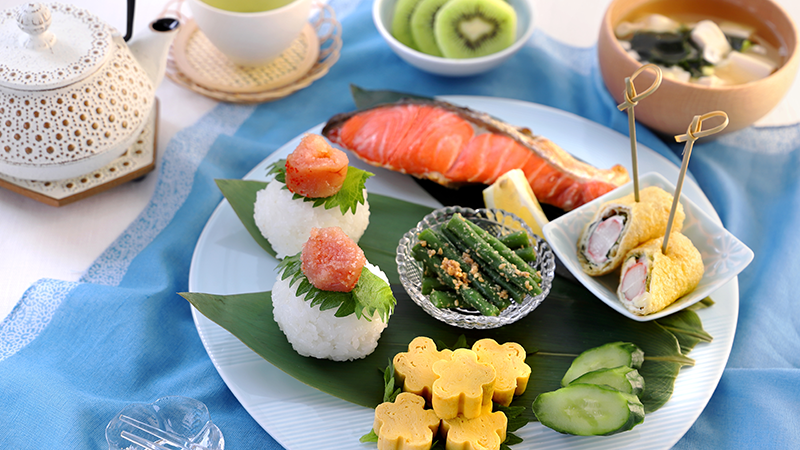 お魚や野菜を彩り豊かに盛り付けた行事食