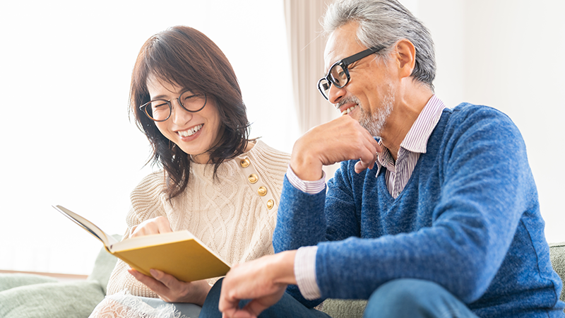 読書をするシニアカップル 