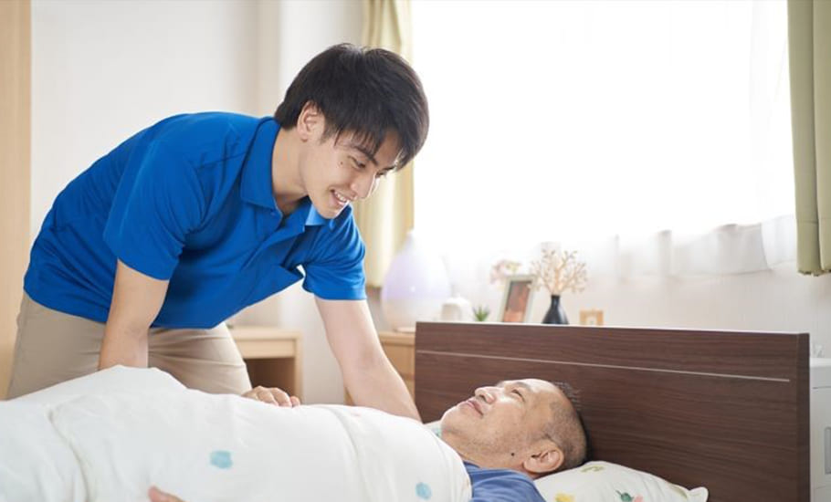 ベッド上の移動・介助をもっと楽にする｜理学療法士が教える自宅介護のコツ