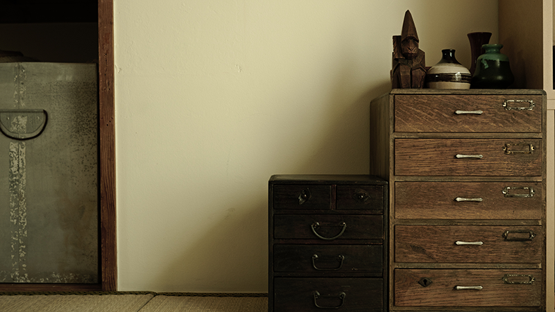 使い慣れた古い家具