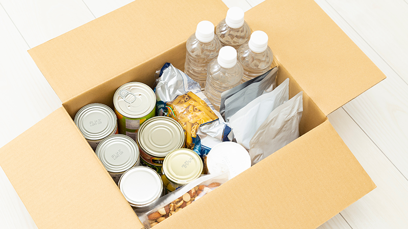 段ボールに詰められた水や非常食の備蓄