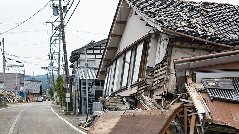 崩れた建物が残る被害地域