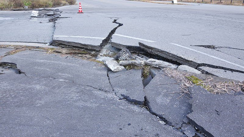 地割れした道路