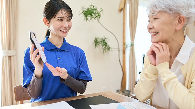 相談する高齢者とスタッフ