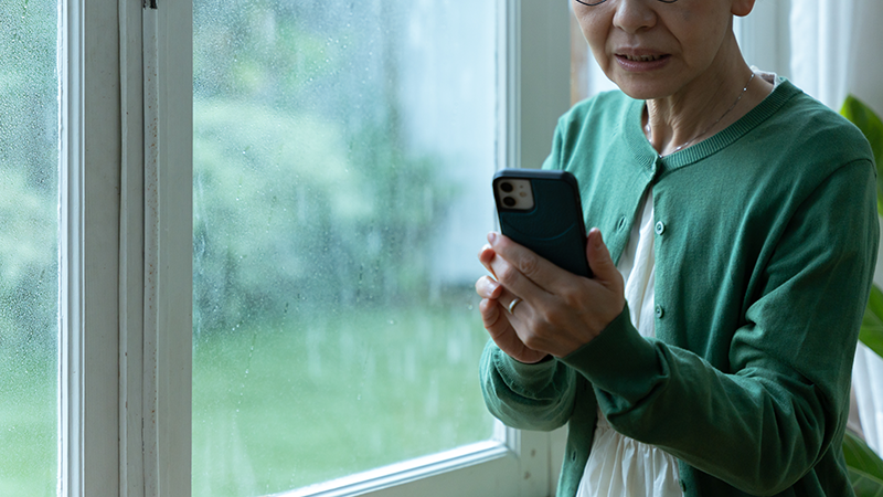 スマホを見る高齢者