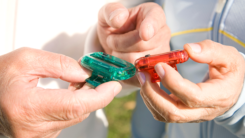 万歩計を確認する夫婦