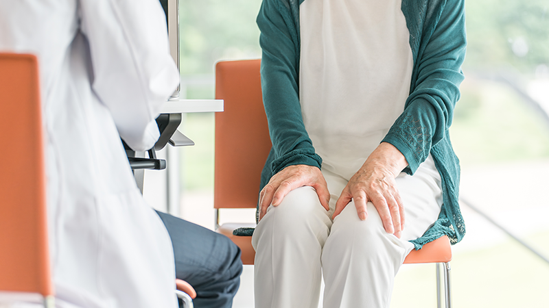 診断をする女性