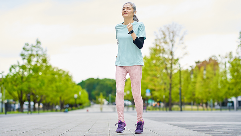 ウォーキングをするシニア女性