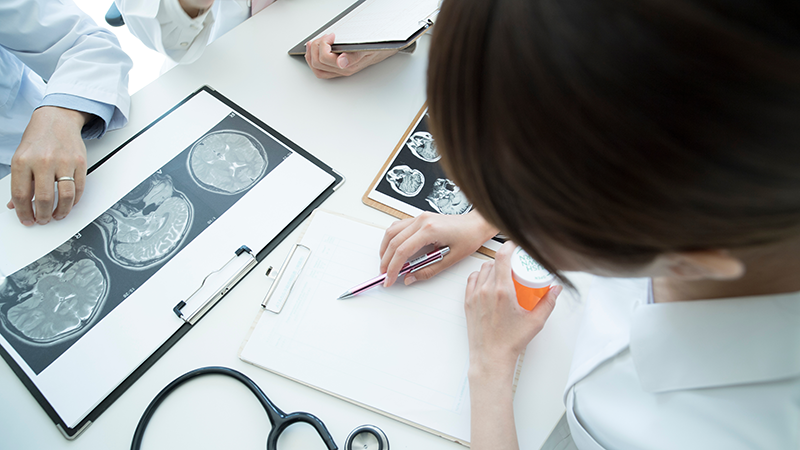 検査結果を記入する女性