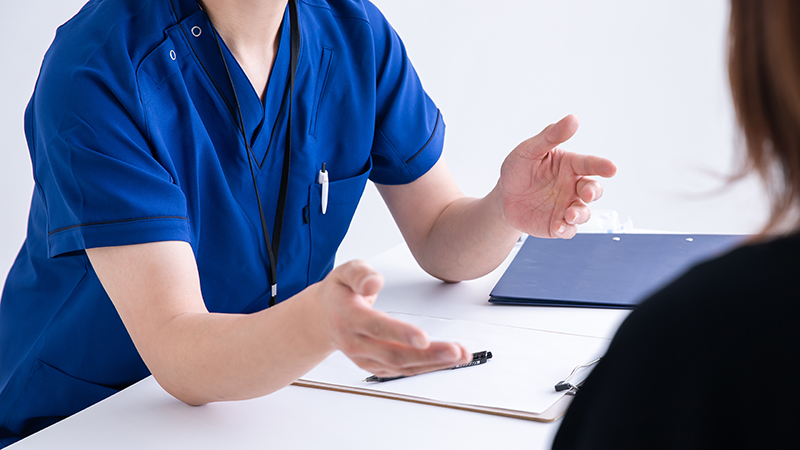 説明をする医師