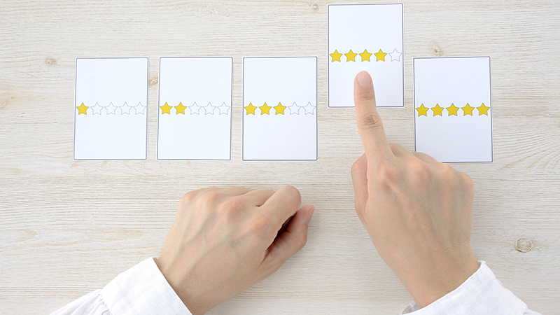 スコアカードを選択する男性の手