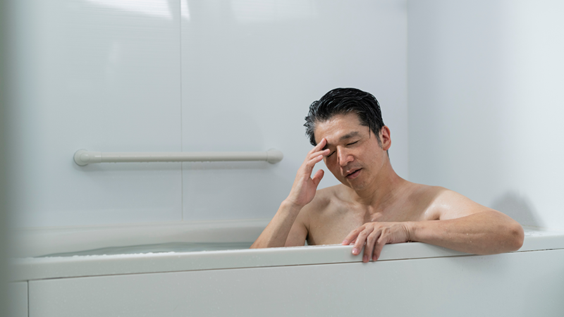 入浴中の男性