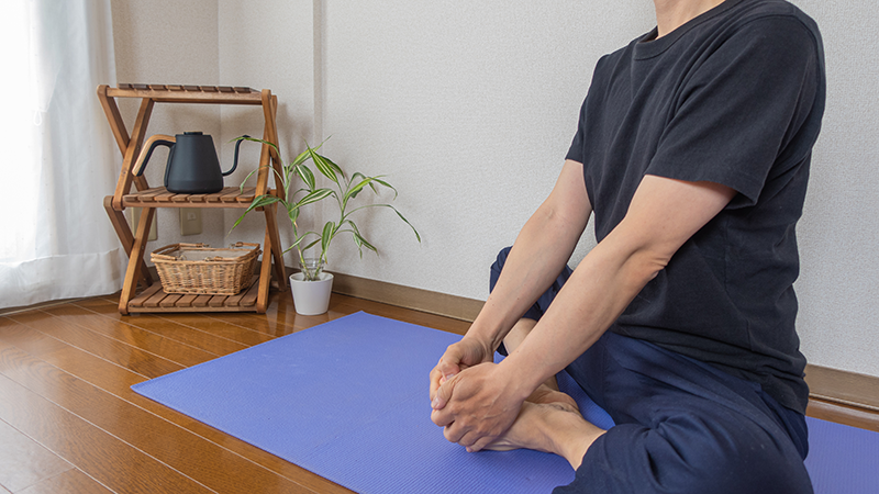 柔軟性のストレッチをする男性