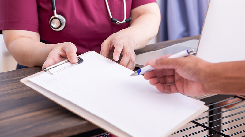 問診表を記入する男性