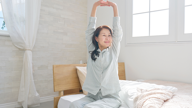 両腕を伸ばすシニア女性 