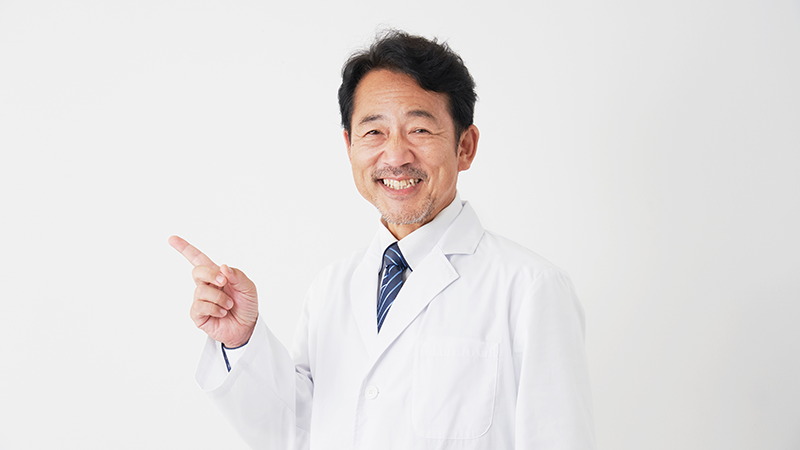 指さしをする医者