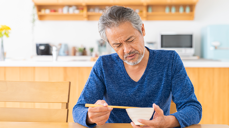 食欲がないシニア男性 