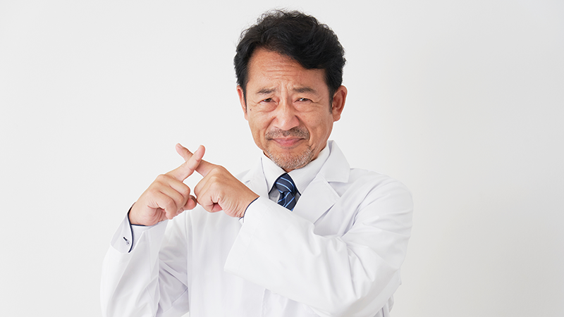 ばつのポーズをする医者 