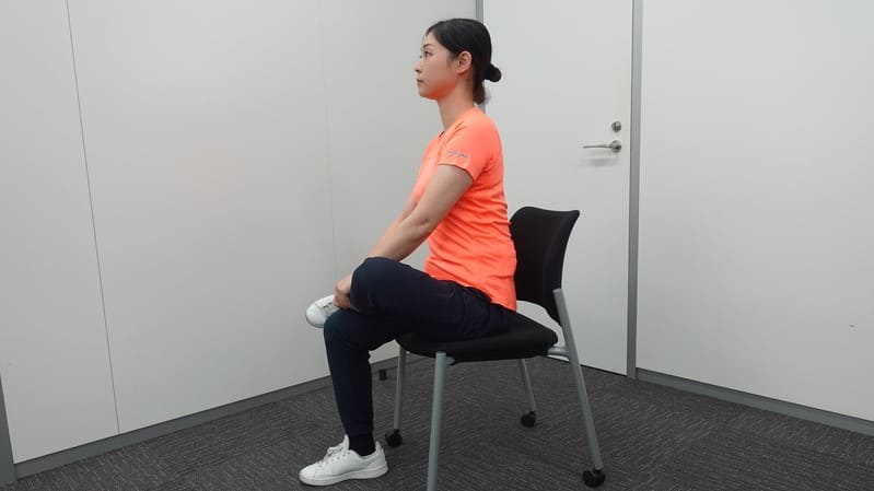 女性　椅子に座る　お尻のストレッチ