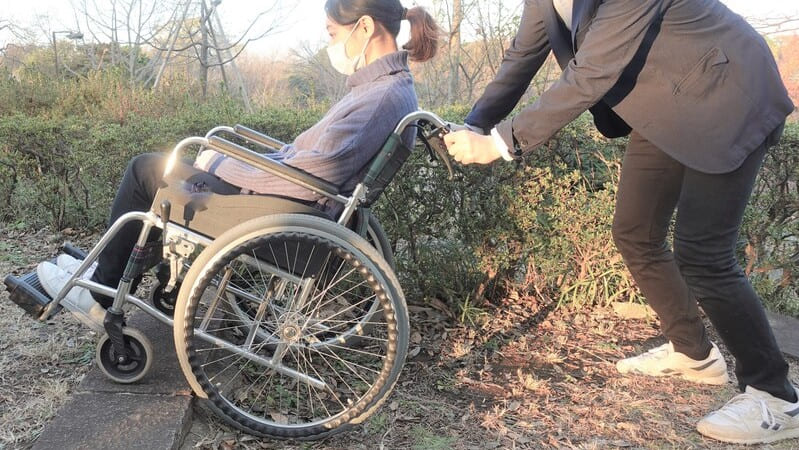 車いす介助で段差を下がるときの悪い例