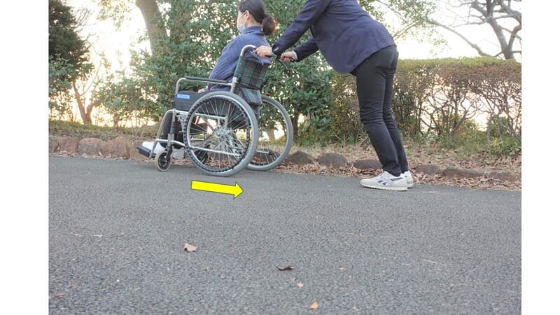 車いす介助で坂を下がるときの良い例