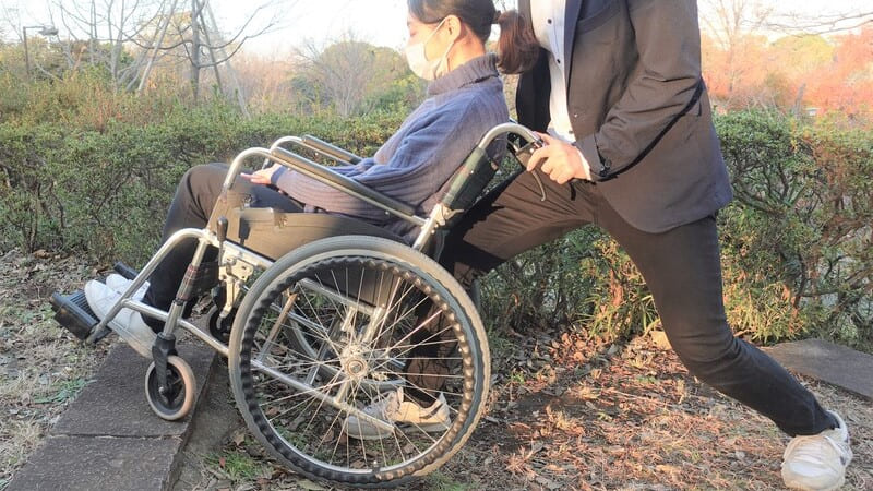 車いす介助で段差を上下がるときの良い例