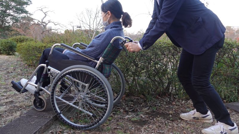 車いす介助で段差を上るときの悪い例