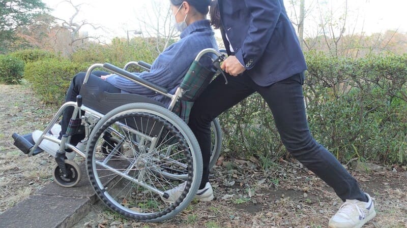 車いす介助で段差を上るときの良い例