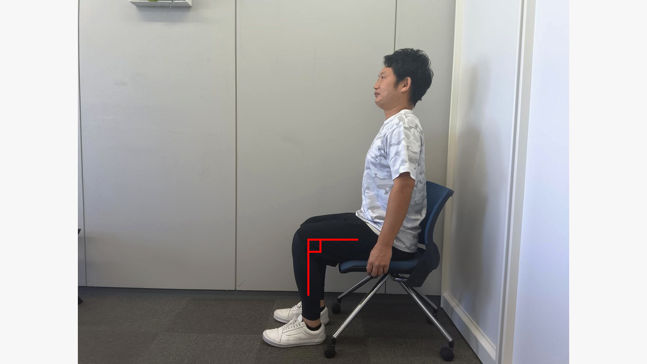 指輪っかをする男性