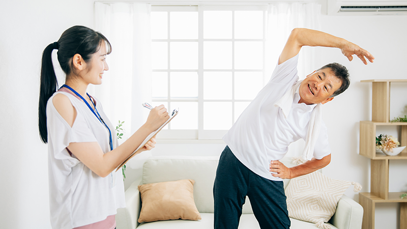 ストレッチをするシニア