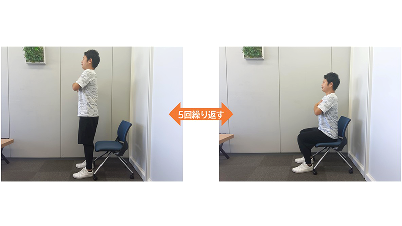 立ち座りをする男性