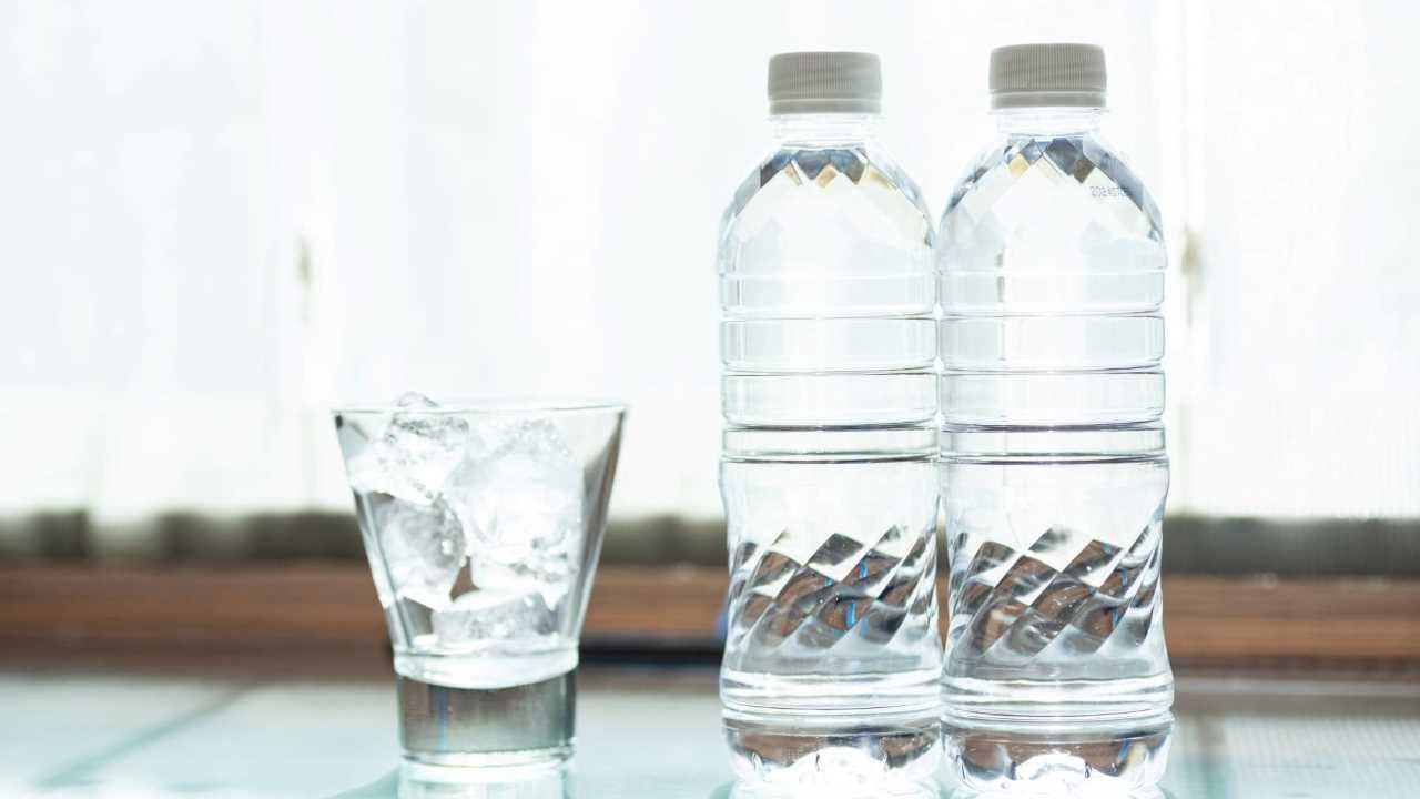 ペットボトルの水分