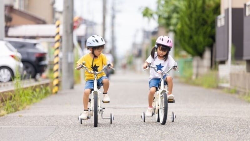 自転車に乗る子供