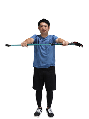 ポールを両手に重ねて持つ