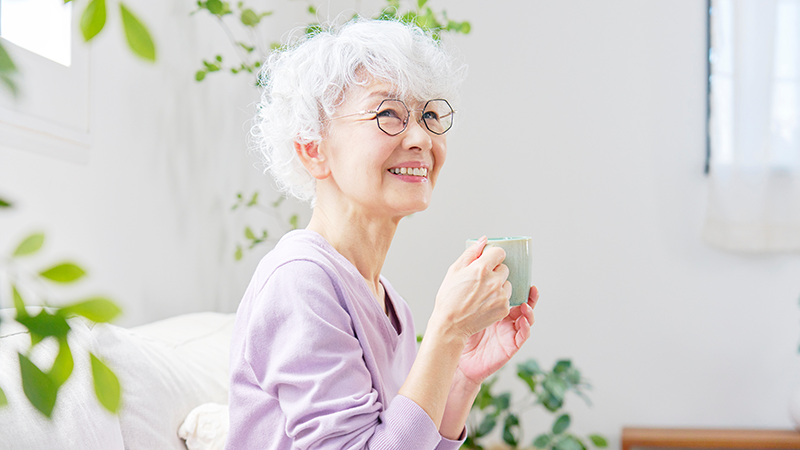 リラックスしているシニア女性
