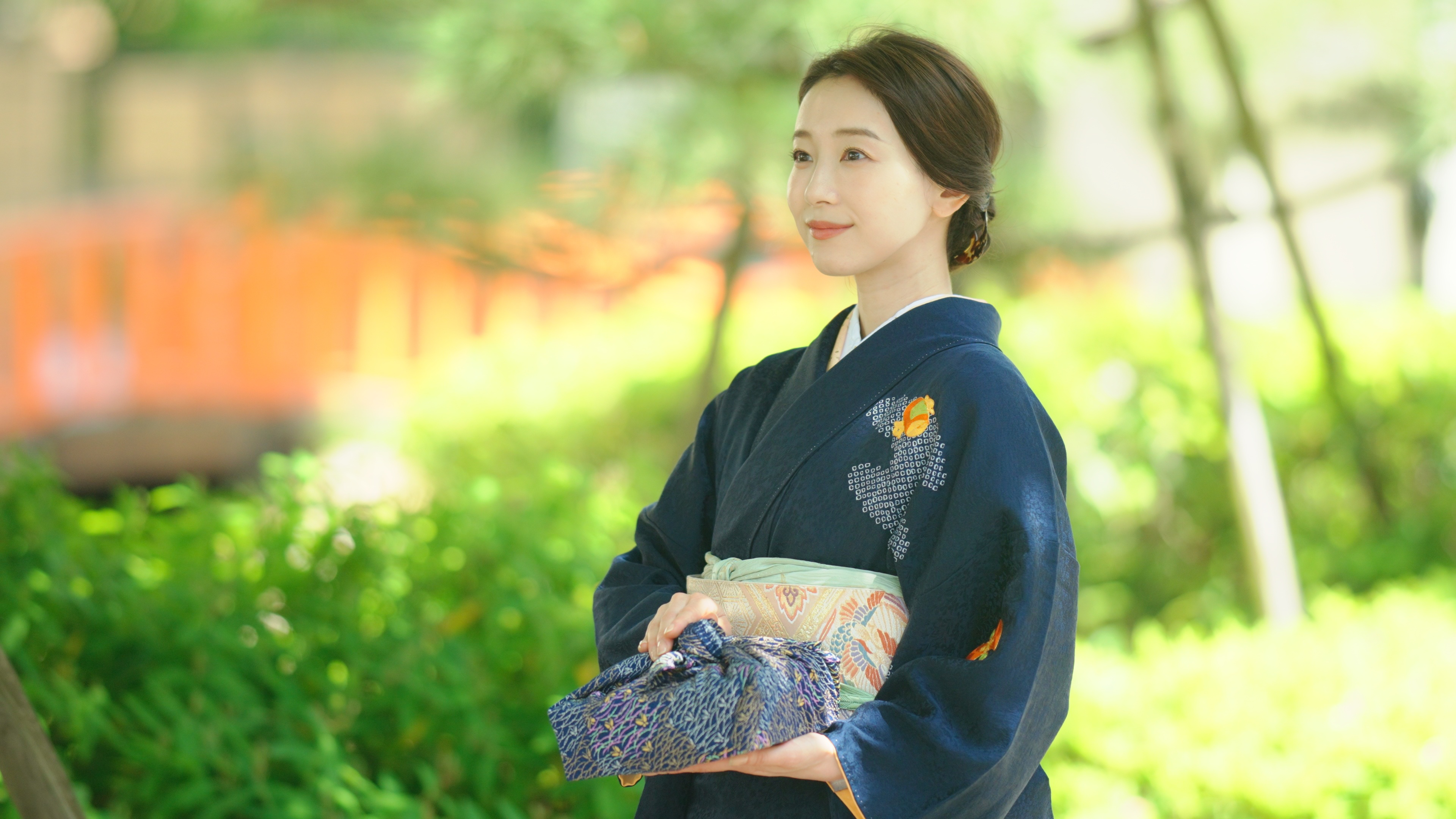 夏の贈り物を届けにいく和服の女性