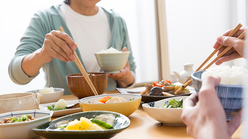 食卓で健康的な食事を摂る高齢者