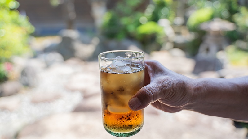 高齢者の脱水予防に適したコップ一杯の麦茶と水分補給
