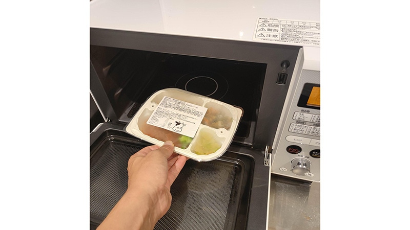 冷凍弁当を電子レンジへ入れる