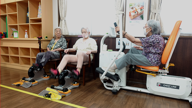 ペダル運動をするシニア女性