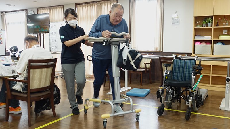 歩行器で運動をするシニア男性