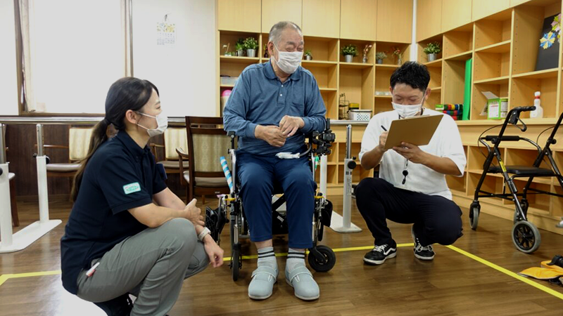 カウンセリングをするシニア男性
