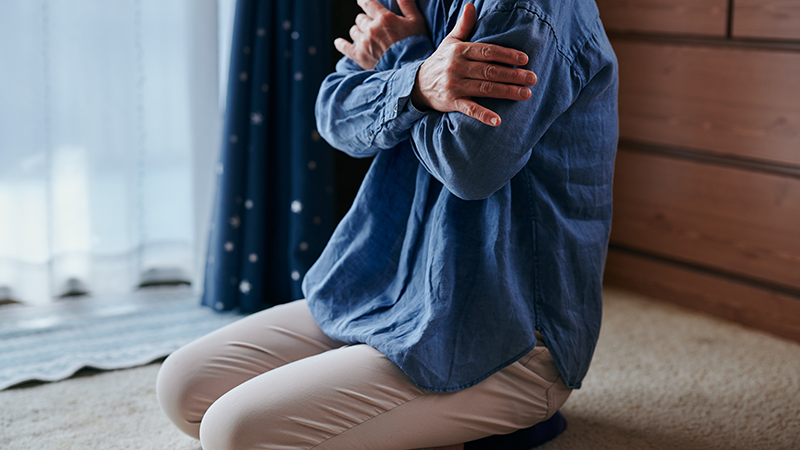 寒気がするシニア女性