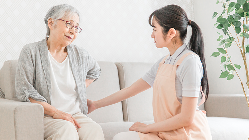 腰痛を気にする高齢女性