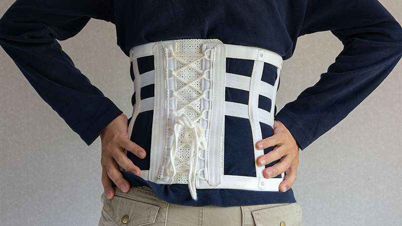 コルセットベルト巻く男性