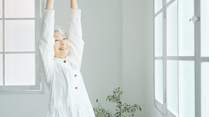 背筋を伸ばす高齢女性