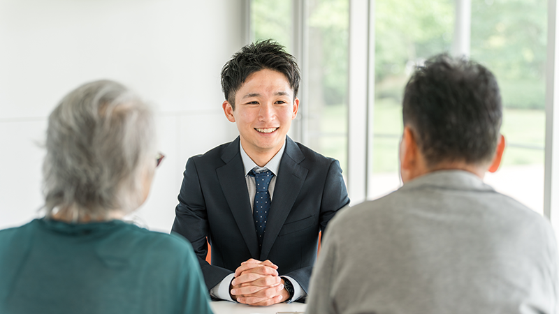 笑顔の担当者