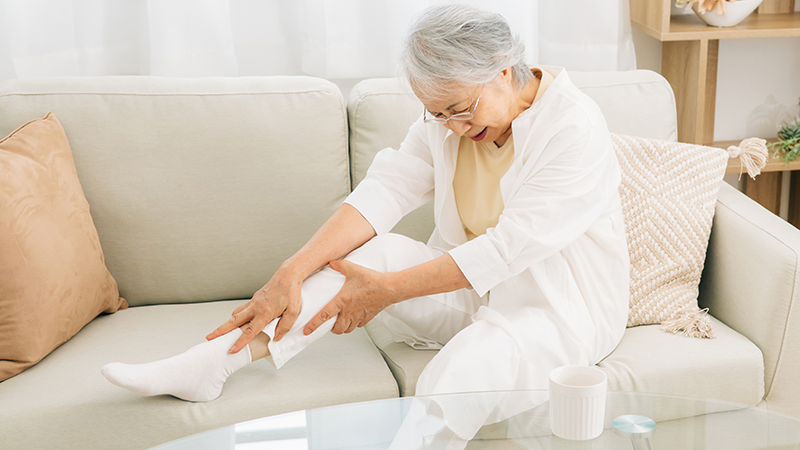 足を痛がるシニア女性