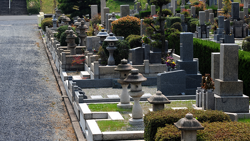 砂利道のあるお墓の風景