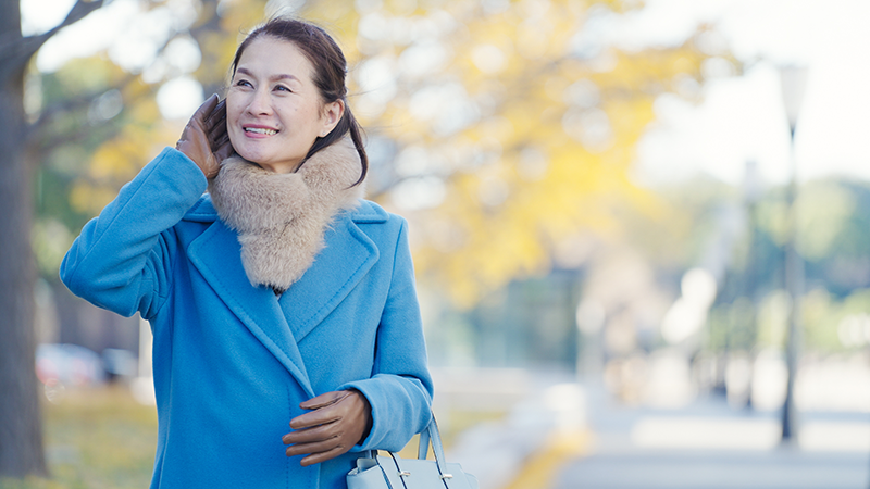 冬服で外出するシニア